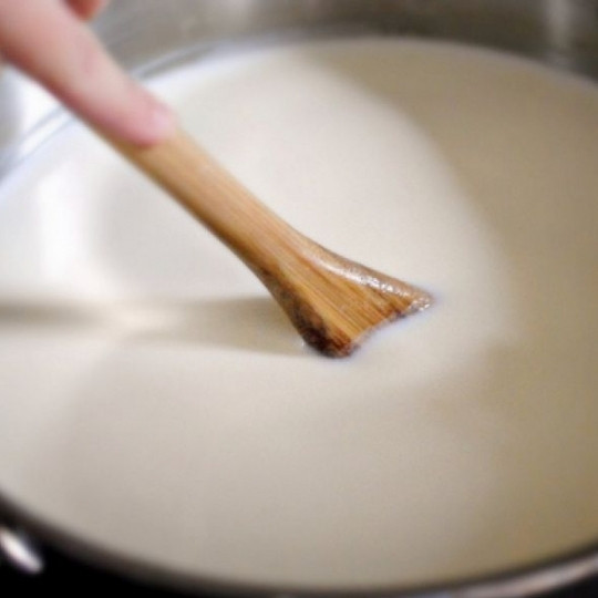 1. Этап. Рикотта с лимоном и базиликом: На среднем огне нагреваем молоко до 85 градусов, постоянно помешивая, чтобы молоко не убежало.