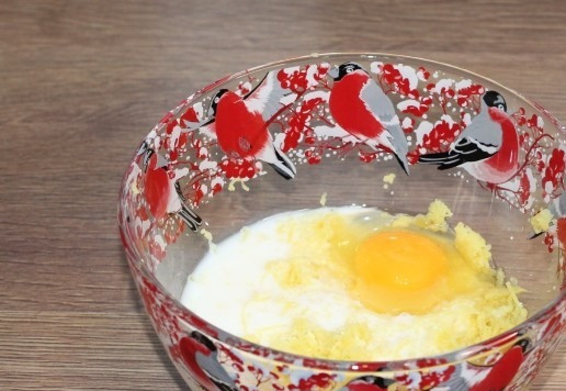 1. Этап. Блинные корзиночки с начинкой из тунца: 3. Вбиваем в миску с картофелем 1 яйцо и вливаем кефир, перемешиваем.