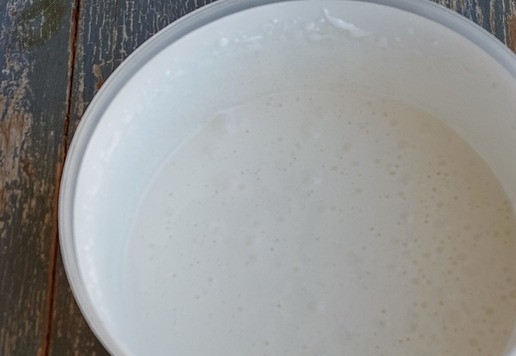 1. Этап. Кейк-попсы с вареной сгущенкой: Добавить кефир и растительное масло (30 мл), перемешать.