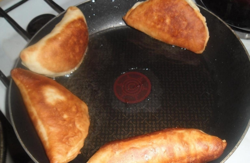 1. Этап. Пирожки с курицей: Жарим в сковороде на подсолнечном масле. Готовым пирожкам даем остыть перед подачей. Приятного аппетита)