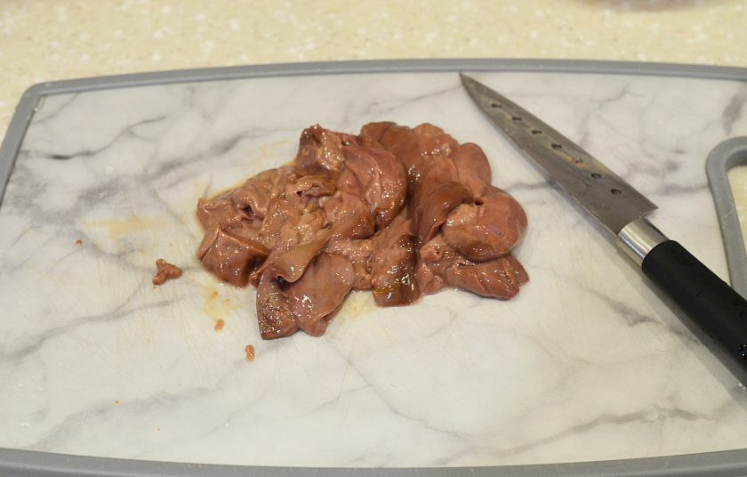 1. Этап. Салат из гусиной печени: Печень промойте, нарежьте на средние кусочки.