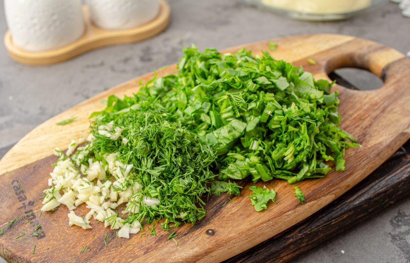 1. Этап. Зеленое масло с рукколой: Зелень промойте и обсушите, нарежьте мелко. Чеснок измельчите мелко.