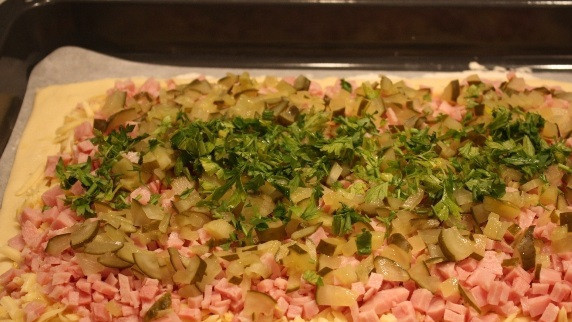 1. Этап. Рулет голландский: 4. Затем огурчик и свежую зелень. Начинки можно положить побольше, однако чем толще рулет, тем дольше он будет выпекаться. Лучше разделить и сделать несколько небольших порций.