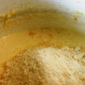 1. Этап. Греческий новогодний торт: Затем подмешиваем к жидкой смеси сперва миндальную крошку, а затем муку с разрыхлителем.