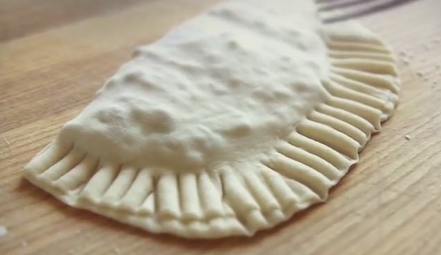 1. Этап. Чебуреки постные с грибами и гречкой: 6. На одну половину теста выложите начинку и сложите тесто пополам. Прижмите пальцами начинку, чтобы вышел лишний воздух, и защипните края вилкой с обеих строн.