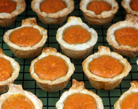 1. Этап. Тыква для детей: 6. Переложите кексы из формы на решетку и оставьте для остывания. Приятного аппетита!