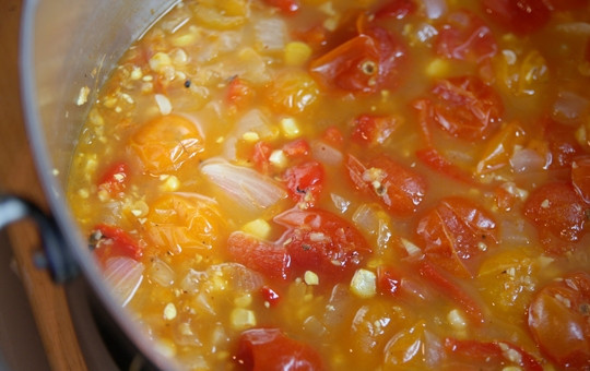 1. Этап. Томатная похлебка с кукурузой: 6. Оставьте томиться супчик минут на 20. Перед подачей с помощью погружного блендера измельчите немного овощи, но не до состояния пюре.