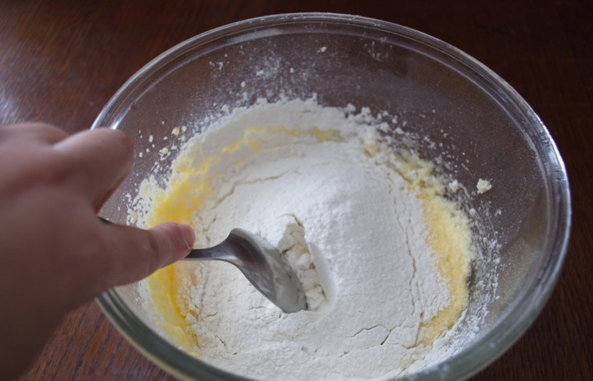 1. Этап. Яблочный пирог с изюмом: 5. Просейте муку. Добавьте погашенную уксусом соду. Вместо уксуса можно использовать лимонный сок.