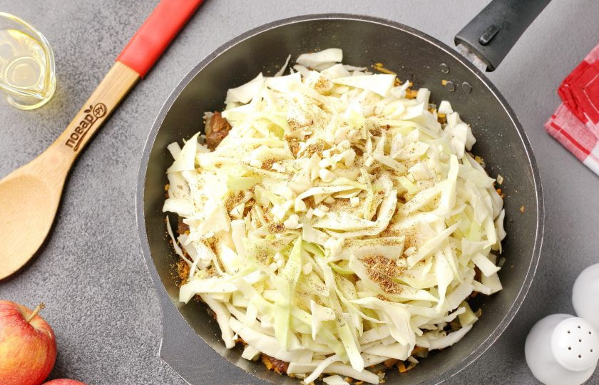 1. Этап. Мясо тушеное с капустой и яблоками: Добавьте нашинкованную капусту, соль и специи по вкусу.
