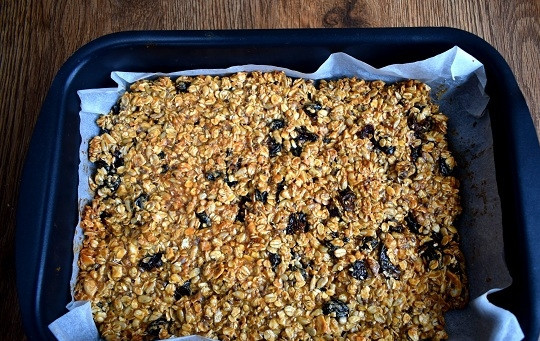 1. Этап. Батончики мюсли: Запекайте в разогретой до 130С духовке в течение 1 часа.