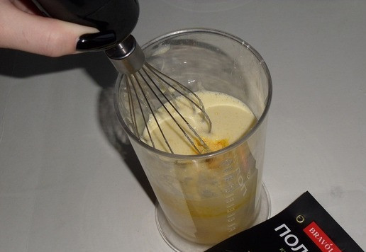 1. Этап. Кукурузно-тыквенный кекс с изюмом: Затем добавляю сметану, тыквенное пюре, растительное масло и кукурузную поленту. Перемешиваю до однородности.