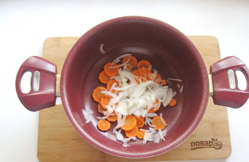 1. Этап. Скумбрия в томате с овощами: Лук очистите, помойте и нарежьте. Добавьте к моркови.