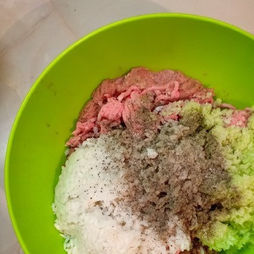 1. Этап. Нежные голубцы из савойской капусты: Смешать фарш, рис и капустно-луковую смесь, посолить и поперчить по вкусу.