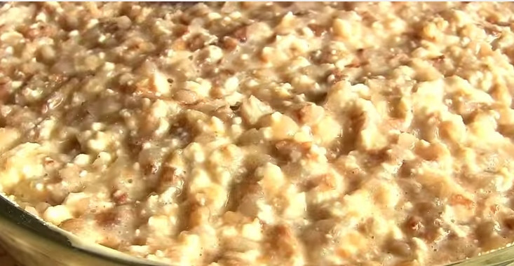 1. Этап. Гречневик с творогом: 5. Тесто вылейте в форму и выпекайте в горячей духовке, разогретой до 170 градусов, 45-50 минут.