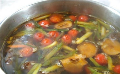 1. Этап. Суп с бараниной: Добавляем в бульон еще целые черри, варим 10 минут. Попробуйте бульон на вкус. Если надо, добавьте соль или соевый соус.