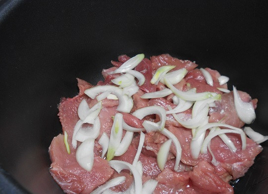 1. Этап. Свинина с помидорами и картофелем в мультиварке: 3. Луковицу очистить и нарезать тонкими полукольцами. Выложить равномерно сверху мяса.