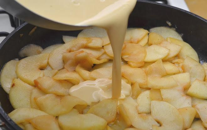 1. Этап. Немецкий яблочный панкейк: Заливаем яблоки мучной смесью, сразу же снимаем с огня и ставим в духовку.