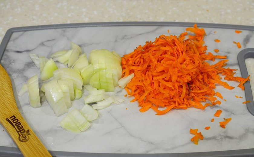 1. Этап. Кислые щи с перловкой: 8. Лук нарежьте кубиком, морковь натрите на терке.