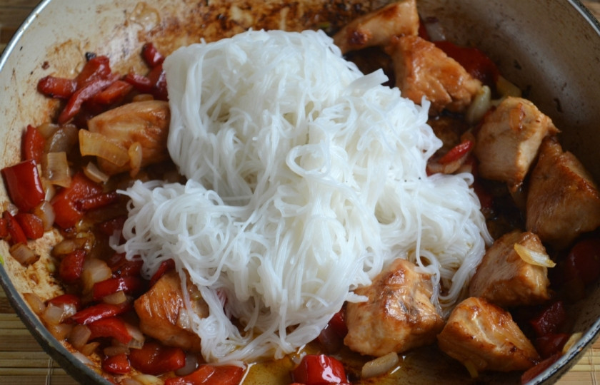 1. Этап. Рисовая лапша с курицей: Сковороду снимите с огня, добавьте отваренную рисовую лапшу, перемешайте.