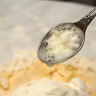 1. Этап. Пирог с сыром и мясом: Затем добавляем в смесь соду (можно гасить, можно нет).