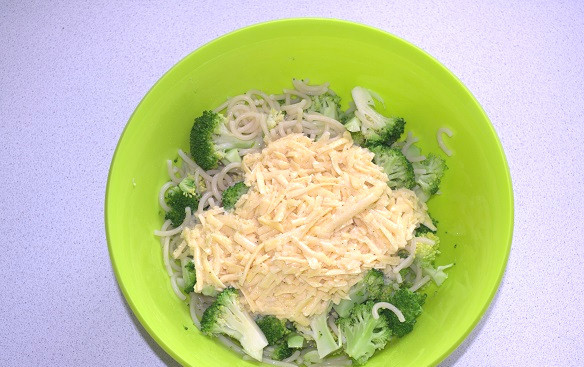 1. Этап. Запеканка из макарон с брокколи: Добавьте заливку и аккуратно перемешайте.