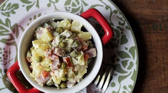 1. Этап. Салат Оливье классический: 4. Выложите салат в тарелку и подавайте его к столу. Приятного аппетита!