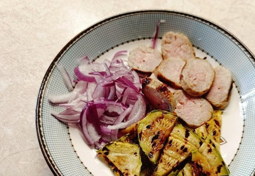 1. Этап. Салат с купатами и острой морковью: Нарезать купаты колечками, лук перьями, кабачок кусочками.