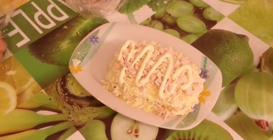 1. Этап. Праздничный салат: Повторите слои, уложив вторую часть ингредиентов, смазывая их майонезом.