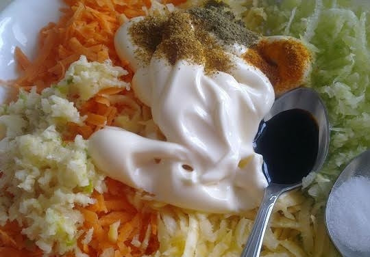 1. Этап. Салат из репы: 7. Осталось только добавить немного майонеза, соль и специи, бальзамический уксус. Перемешайте аккуратно и отправьте на полчасика в холодильник перед подачей. Можно также добавить немного свежей зелени. Приятного аппетита!