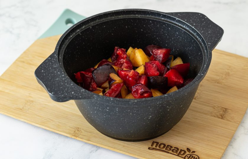 1. Этап. Яблочное пюре со сливами на зиму: Нарежьте сливы и яблоки кубиками. Переложите в кастрюлю с толстым дном.