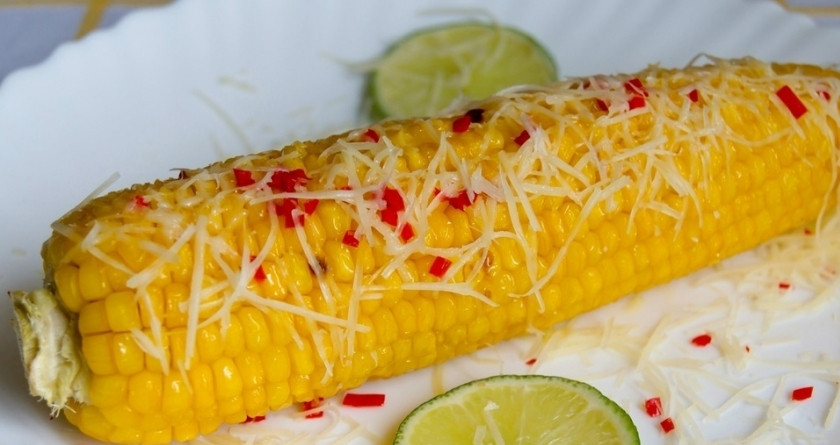 1. Этап. Кукуруза по-мексикански: Еще горячий початок натираем сливочным маслом и обсыпаем перцем чили и тертым сыром. Кукурузу подаем с дольками лайма и крупной солью. На мой взгляд, это отличный рецепт для пикника с друзьями на природе