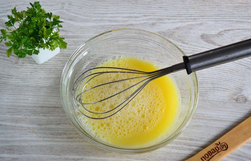 1. Этап. Ленивые пельмени на сковороде: Затем добавьте воду и размешайте, чтобы яйцо максимально растворилось.