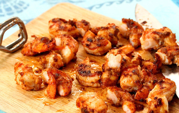 1. Этап. Салат под соусом: 8. Готовые креветки снять с огня. Если они крупные, то нарезать пополам.