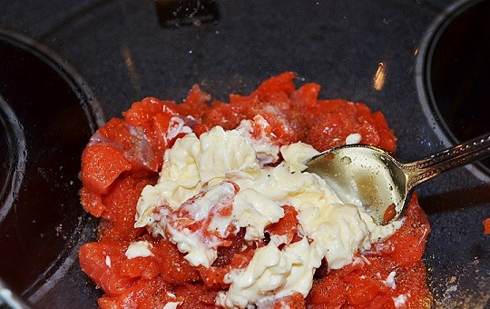 1. Этап. Красная рыба с овощами в духовке: 1. Филе красной рыбы нарежьте небольшими кусочками. Добавьте соль, перец, майонез. Аккуратно все перемешайте.