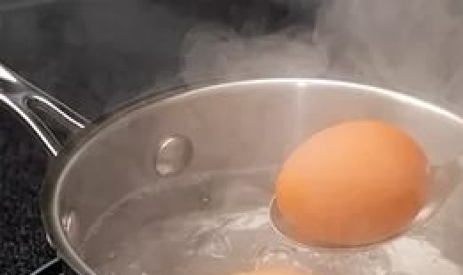 1. Этап. Салат Морская пена: Заранее сварите яйца и очищенную морковь. Подготовьте салатницу, установите по центру бутылку, вокруг которой вы будете формировать блюдо.