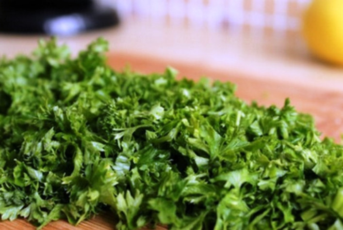 1. Этап. Простой салат с болгарским перцем: Затем обильно посыпьте салат измельченной петрушкой, украсьте дольками орехов и подайте на стол.