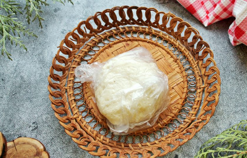 1. Этап. Варенуха: Смешайте муку, теплую воду и растительное масло. Замесите плотное тесто, положите в пакет и дайте ему полежать 10 минут.