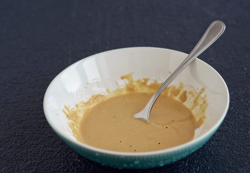 1. Этап. Грибные отбивные: Смешайте муку, крахмал, специи и соевый соус. Добавьте воды до консистенции жидкого теста.