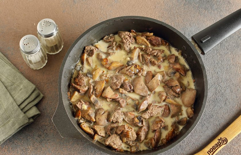 1. Этап. Жульен из куриной печени: Влейте сливки, добавьте измельченный чеснок, доведите до кипения и снимите с огня.