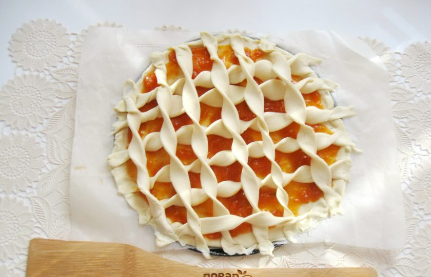 1. Этап. Пирог с абрикосовым джемом: Другой пласт теста также немного раскатайте и нарежьте полосками. Выложите полоски на джем крест на крест.