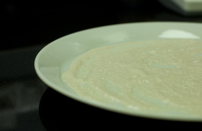 1. Этап. Салат со свежим тунцом: Смажьте тарелку соусом из тунца.