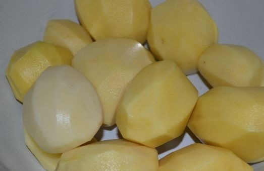 1. Этап. Картофляники из сырой картошки: 1. Очистите картофель, вымойте его как следует.