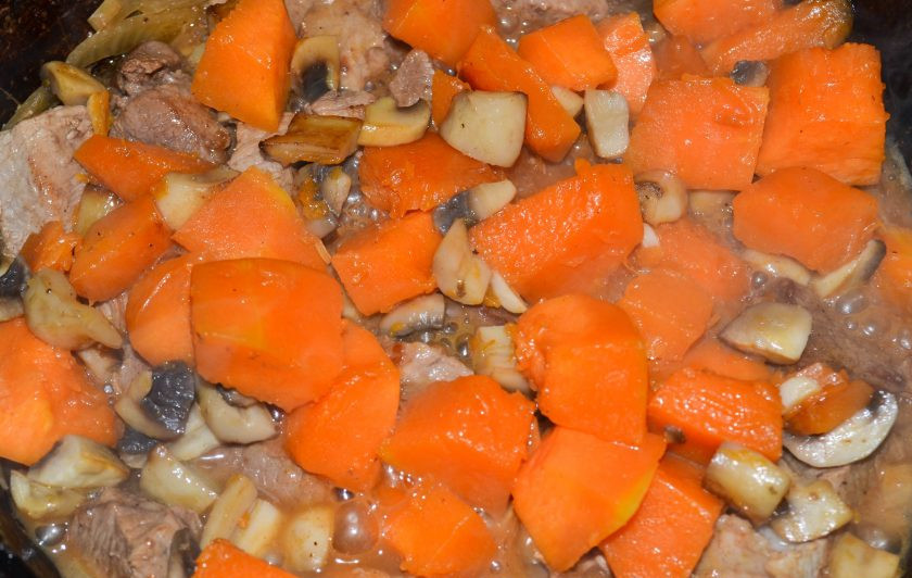 1. Этап. Свинина с тыквой: Отправьте тыкву с грибами к мясу, перемешайте и тушите 5 минут.