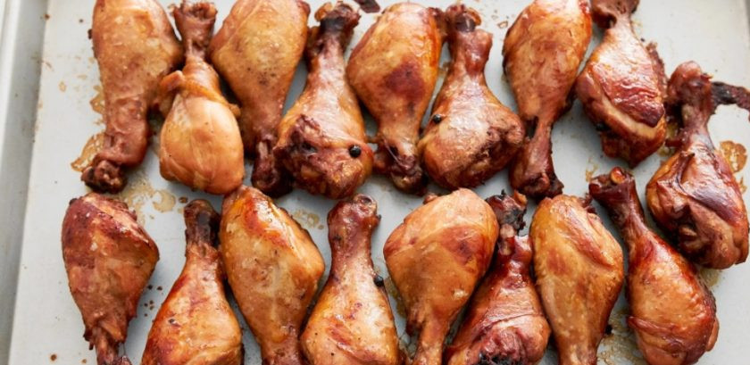 1. Этап. Куриные ножки в пикантном маринаде: 5. По прошествии 45 минут достаньте казанок, увеличьте температуру духовки до 240 градусов, выложите голени на смазанный маслом противень и поставьте опять в духовку на 5 минут, до появления темно-коричневой корочки.