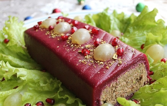 1. Этап. Рулет из печени в клюквенном муссе: 6. Перед подачей перекладываю паштет в морозильник на 15 минут. Листья салат мою и кладу на тарелку, затем на них выкладываю паштет, украшаю виноградом, ягодами клюквы и фисташками.