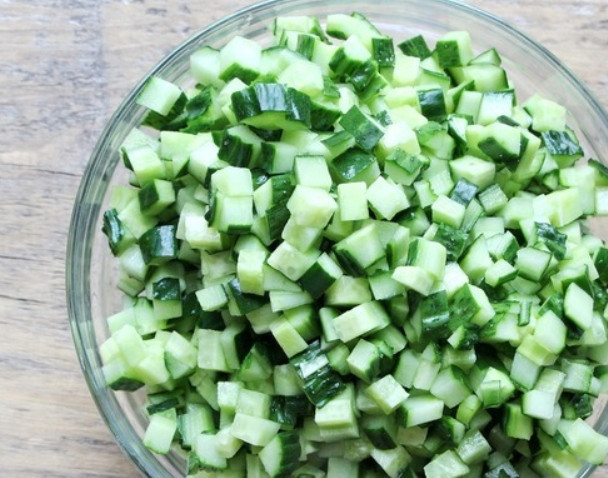 1. Этап. Заправка для рассольника с перловкой на зиму: Огурцы порежьте кубиками.