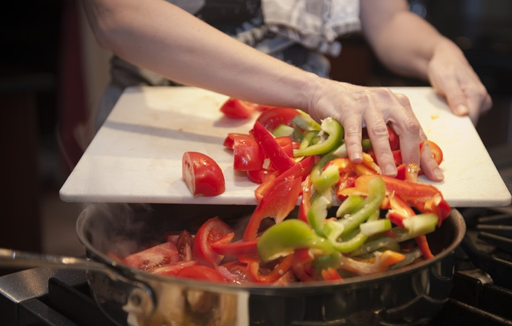 1. Этап. Курица по-римски: Выкладываем на сковороду нарезанный перец и помидоры.