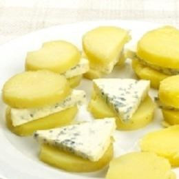 1. Этап. Картофель и сыр с плесенью: 2. Сыр нарезать небольшими кусочками. Кстати, если вы не любите сыр с плесенью, или у вас его нет, не переживайте. Вы можете использовать для этого блюда любой сыр, который есть у вас в холодильнике. На кружочек картофеля положите кусок сыра и накройте его другим кружочком картофеля.