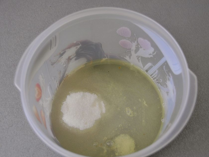 1. Этап. Кулич на молоке: Пока готовится опара, в миску для взбивания влейте яичные белки и добавьте оставшийся сахарный песок.