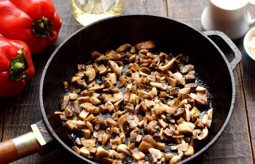 1. Этап. Жюльен в болгарском перце: Грибы тщательно вымойте, нарежьте небольшими кусочками, выложите в сухую сковороду, установленную на огонь. Когда выпарится весь грибной сок, влейте немного масла.